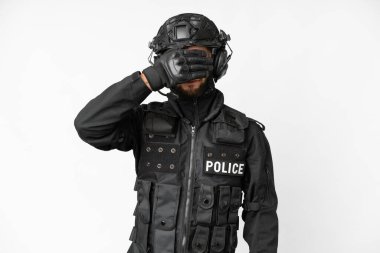İzole edilmiş beyaz arkaplan üzerindeki SWAT ekibi gözleri elleriyle kapatıyor. Bir şey görmek istemiyorum.