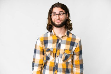 Soyutlanmış beyaz arka planda genç yakışıklı bir adam şüpheli hareketler yapıyor.