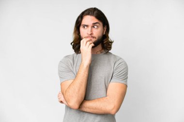 Soyutlanmış beyaz bir geçmişi olan genç yakışıklı bir adam. Şüpheleri ve düşünceleri var.