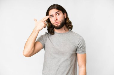 Soyutlanmış beyaz bir geçmişi olan yakışıklı bir genç intihar jesti yapıyor.