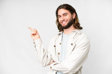 Soyutlanmış beyaz arka planda genç yakışıklı bir adam parmak kaldırıyor.