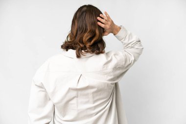 Genç, yakışıklı, soyutlanmış beyaz arka planda kalan ve düşünen bir adam.