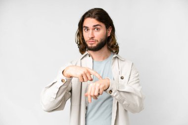 Soyutlanmış beyaz arka planda genç yakışıklı adam geç kalma jesti yapıyor.