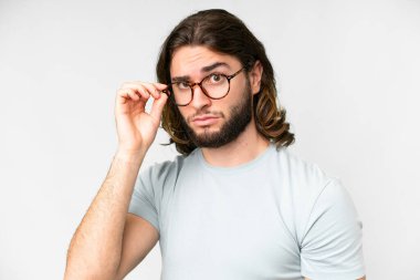 Genç, yakışıklı, soyutlanmış, beyaz bir geçmişi var. Gözlüklü ve sinirli bir ifadesi var.