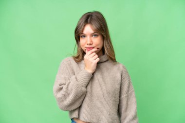 Tecrit edilmiş krom anahtar geçmişi olan genç bir kız.