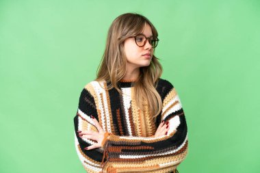 Kollarını çapraz tutan izole edilmiş krom anahtar geçmişi olan genç bir kız.