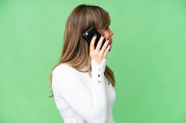 İzole edilmiş krom anahtar geçmişi olan genç bir kız cep telefonuyla sohbet ediyor.