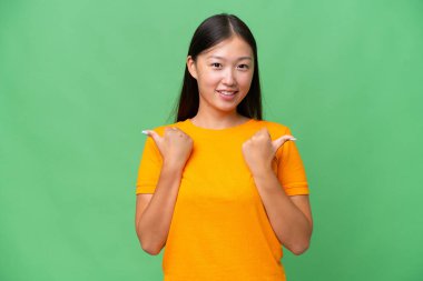 Asyalı genç bir kadın izole edilmiş geçmişine şaşırmış ve onu işaret ediyor.