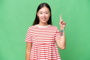 Asyalı genç bir kadın izole edilmiş arka planda alkışlıyor.