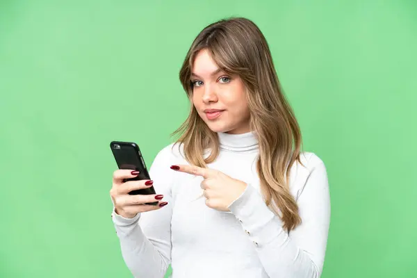 Menina Sobre Fundo Chave Chroma Isolado Usando Telefone Celular Apontando — Fotografia de Stock