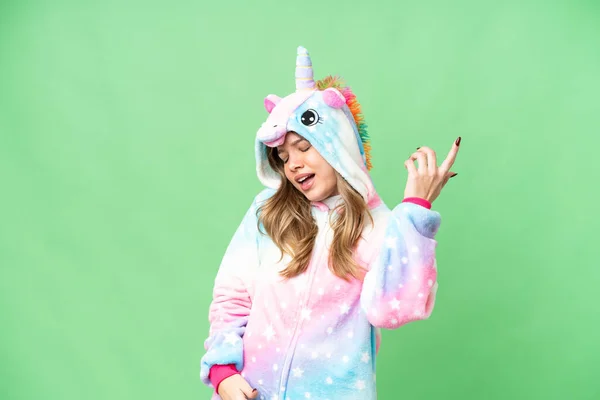 Jong Meisje Met Eenhoorn Pyjama Geïsoleerde Chroma Key Achtergrond Maken — Stockfoto