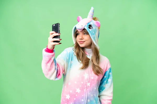 Młoda Dziewczyna Piżamą Jednorożca Odizolowanym Tle Chroma Klucz Robi Selfie — Zdjęcie stockowe