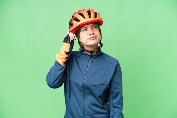 Fiatal Kerékpáros Lány Elszigetelt Chroma Kulcsfontosságú Háttér Kétségek Zavaros Arckifejezés — Stock Fotó