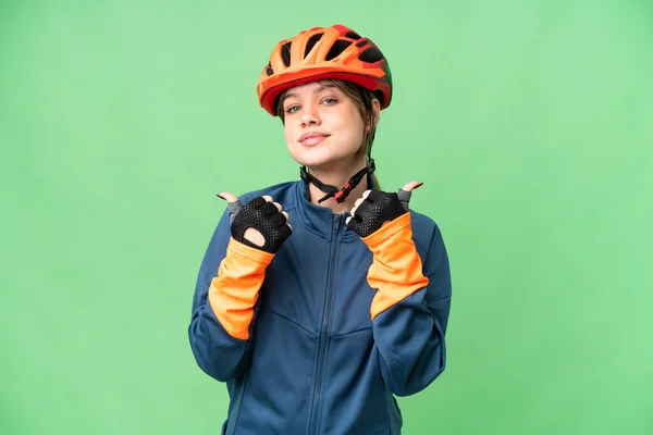 Zole Edilmiş Krom Anahtar Geçmişi Olan Genç Bir Bisikletçi Kız — Stok fotoğraf