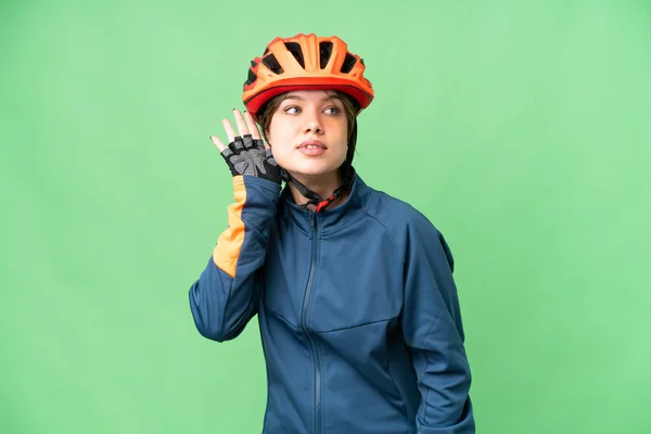 Genç Bisikletçi Kız Izole Edilmiş Krom Anahtar Arka Planda Elini — Stok fotoğraf