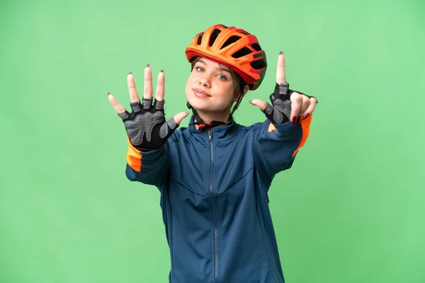 Zole Edilmiş Krom Anahtar Geçmişi Olan Genç Bisikletçi Kız Parmaklarıyla — Stok fotoğraf