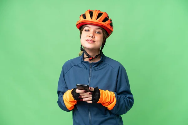 Fiatal Kerékpáros Lány Elszigetelt Chroma Kulcstartó Háttér Küld Egy Üzenetet — Stock Fotó