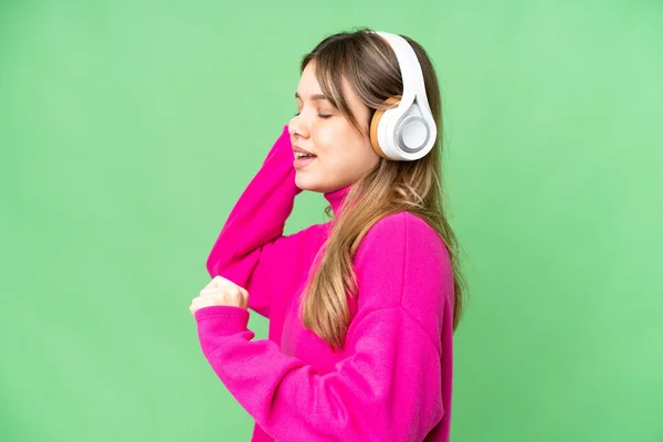 Νεαρό Κορίτσι Πάνω Από Απομονωμένη Χρωματικό Βασικό Υπόβαθρο Ακούγοντας Μουσική — Φωτογραφία Αρχείου