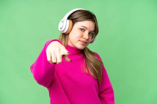 Chica Joven Sobre Aislado Croma Clave Fondo Escuchar Música —  Fotos de Stock