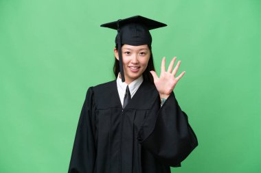 Üniversite mezunu Asyalı bir kadın tecrit edilmiş arka planda beş parmaklı sayıyor.