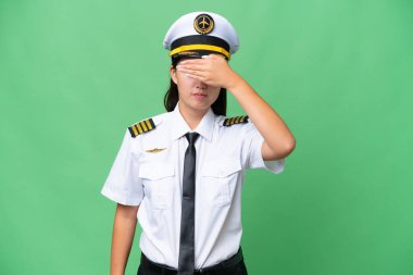 Uçak pilotu Asyalı kadın izole edilmiş arka planda göz göze geliyor. Bir şey görmek istemiyorum.