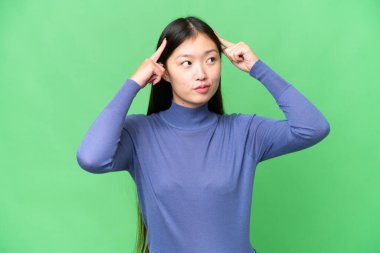 Tecrit edilmiş krom anahtar geçmişi olan genç Asyalı kadının şüpheleri ve düşünceleri var.