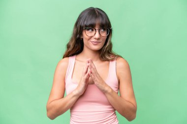 Kafkasyalı genç bir kadın, izole edilmiş bir geçmişle ilgili bir şeyler planlıyor.