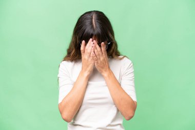 Kafkas kökenli genç bir kadın yorgun ve hasta bir ifadeyle izole edilmiş.