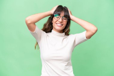 Kafkasyalı genç bir kadın soyutlanmış arka planda gülüyor.