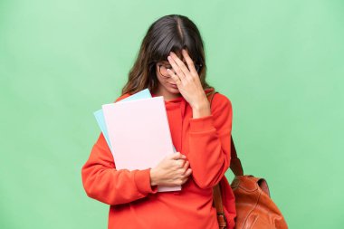 Kafkas kökenli genç bir kadın yorgun ve hasta bir ifadeyle izole edilmiş.