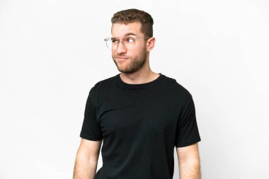 Genç, sarışın, soyutlanmış, beyaz bir arka planı var.