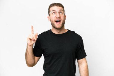 Genç, yakışıklı, sarışın, soyutlanmış beyaz bir arka plan.