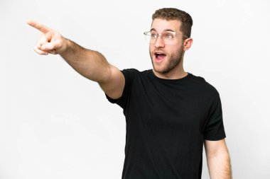 Genç, sarışın, soyutlanmış beyaz bir arka plan.