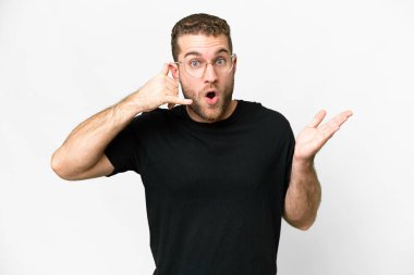 Genç, yakışıklı, sarışın, soyutlanmış, beyaz bir arka planı var.