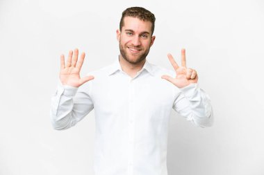Yakışıklı sarışın adam izole edilmiş beyaz arka planda sekiz parmaklı sayıyor.