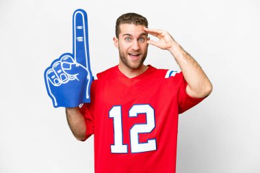 İzole edilmiş beyaz arkaplan üzerinde sürpriz ifadeyle spor taraftarı adam