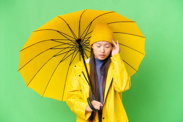 Ung Asiatisk Kvinna Med Regnsäker Rock Och Paraply Över Isolerad — Stockfoto