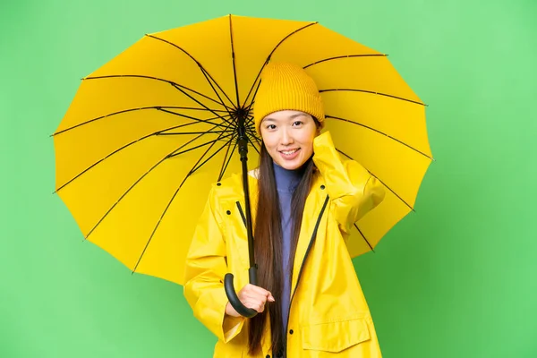 Ung Asiatisk Kvinna Med Regnsäker Rock Och Paraply Över Isolerad — Stockfoto