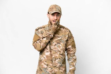 İzole edilmiş beyaz bir geçmişi olan asker sağa bakarken şaşırmış ve şok olmuştu.