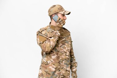 İzole edilmiş beyaz geçmişi olan bir asker cep telefonuyla sohbet ediyor.