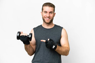 Genç sporcu, izole edilmiş beyaz arka plan üzerinde ağırlık kaldırıyor ve onu doğrultuyor.