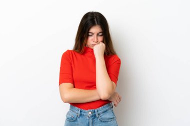 Beyaz arka planda izole edilmiş genç beyaz kadın şüpheleri var.