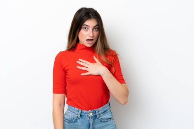 Beyaz arka planda izole genç beyaz kadın şaşırmış ve şok olmuştu.