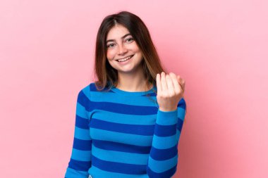 Pembe arka planda izole edilmiş genç beyaz kadın, bizimle gelmesi için davet ediyor. Gelmene sevindim.