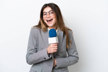 Beyaz arka planda izole edilmiş beyaz bir televizyon sunucusu kadın çok gülümsüyor.