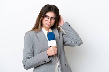 Beyaz arka planda izole edilmiş beyaz televizyon sunucusu genç kadın kuşkuları var.