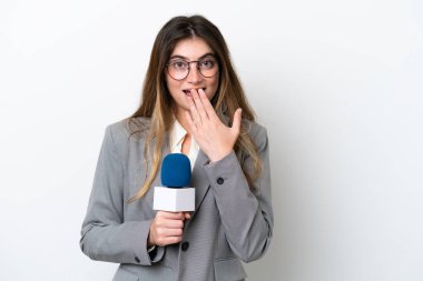 Beyaz arka planda izole edilmiş beyaz televizyon sunucusu kadın mutlu ve gülümsüyor.