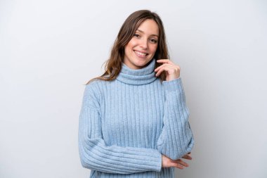 Beyaz arka planda izole edilmiş genç beyaz kadın gülüyor.