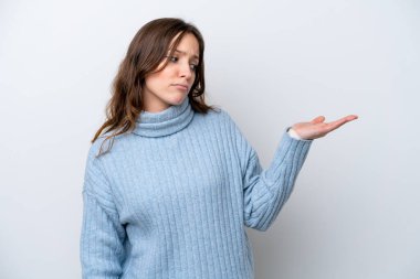 Beyaz arka planda izole edilmiş genç beyaz bir kadın...