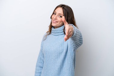 Beyaz arka planda izole edilmiş genç beyaz kadın iyi bir anlaşma için el sıkışıyor.